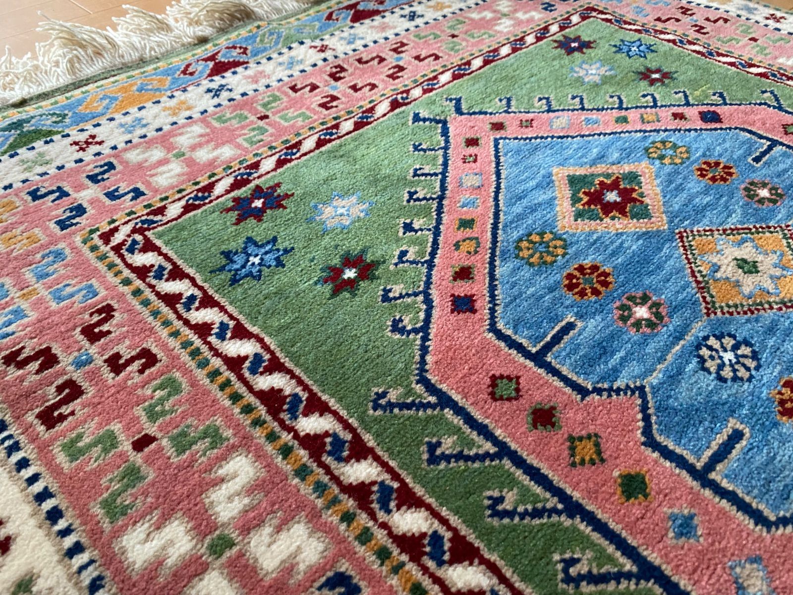 どんな家具にも合うエーゲ海沿いユントダ―のふわふわ絨毯