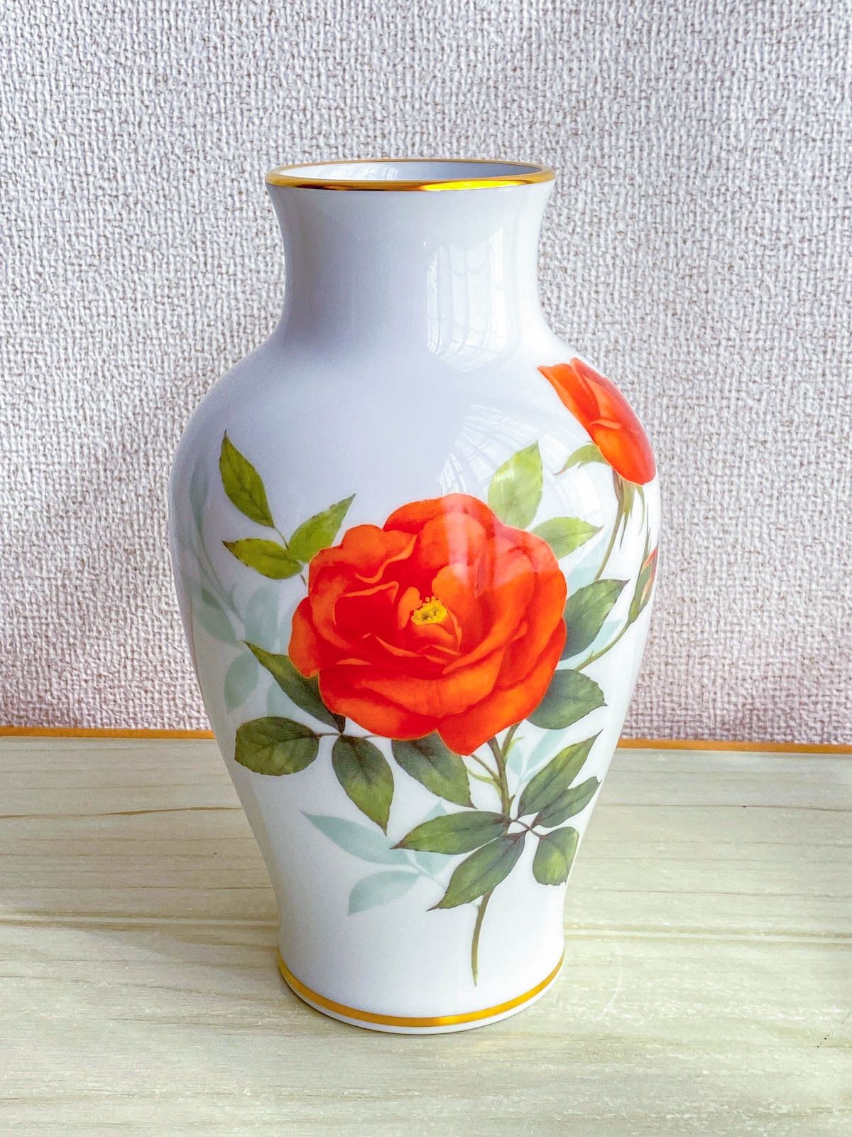 KK097 大倉陶園 花瓶 白磁 薔薇 プリンセスミチコ 品 直径約11cm 高さ約19cm 陶磁器 焼物 花器 華道 生け花 フラワーベース