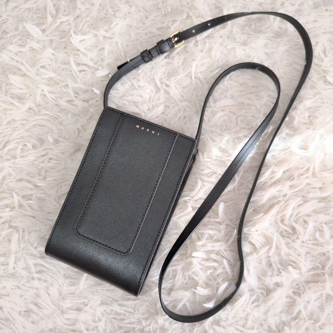 MARNI マルニ スマホショルダーバッグ フォンケース 黒 ユニセックス クロスショルダー 斜めがけ レザー フロントロゴ iPhone アイフォン スマートフォン 携帯 男女兼用 メンズ レディース ブラック