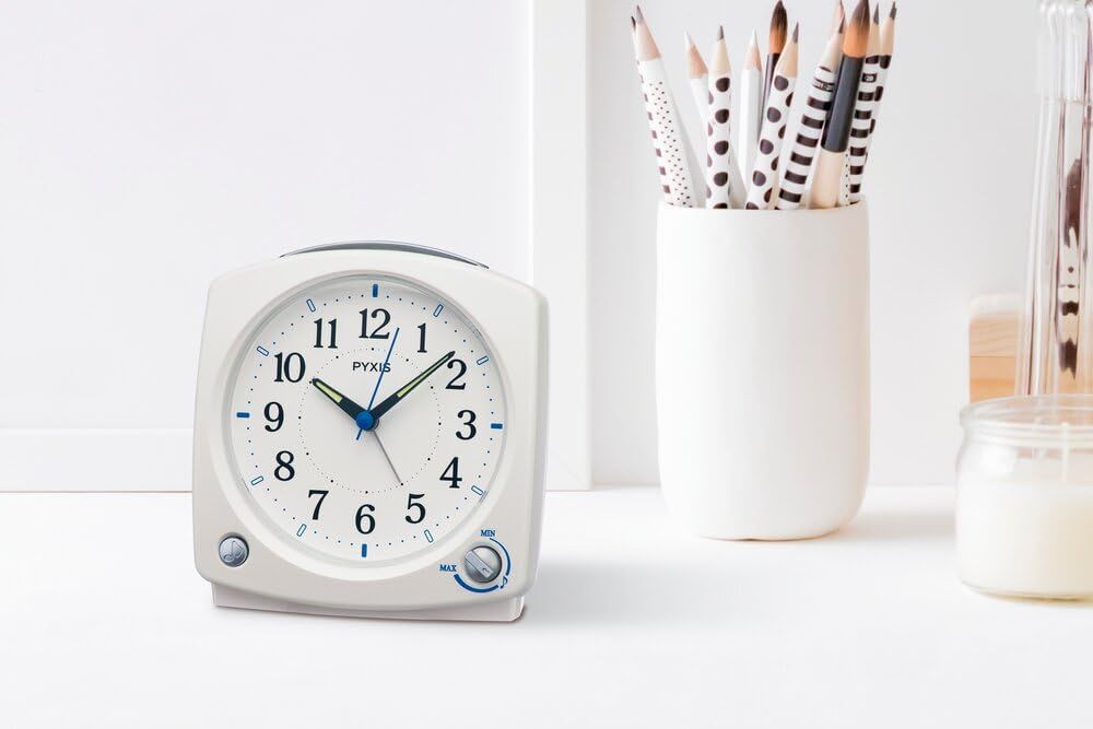 【迅速発送】セイコークロック(Seiko Clock) 目覚まし時計 置き時計 アナログ メロディ 白パール PYXIS ピクシス 125&times;120&times;69mm NR455W