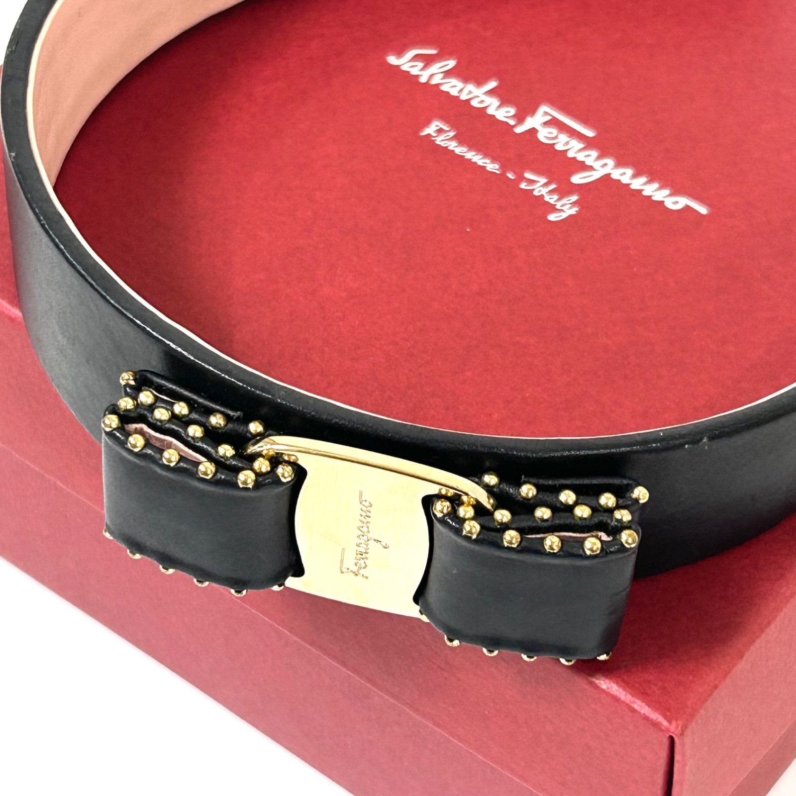 今なら送料。 フェラガモ レザーカチューシャ スタッズ 黒 ピンク ヴァラリボン き 送料無料の商品多数！