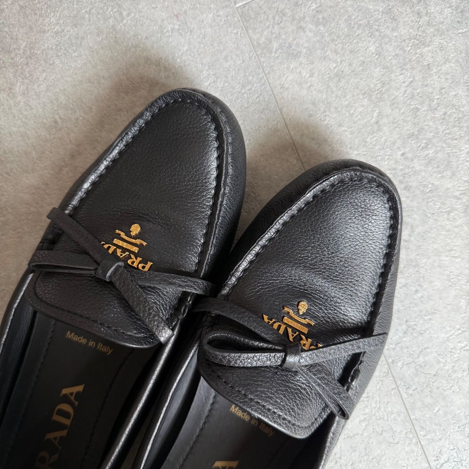 美品✨PRADA プラダ　ドライビングシューズ　リボン ゴールドロゴ 付属品 美品✨PRADA プラダ ドライビングシューズ リボン ゴールドロゴ
