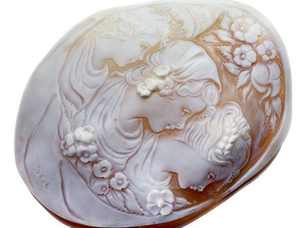 ジュエリー ソルビノ作 超大判サイズ 若々しい３人の女性像 シェルカメオルース 101.3ｍｍ×77.7ｍｍ a2585r