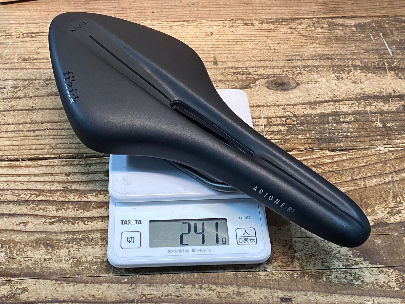 ☆fi'zi:k フィジーク サドル CARBON BRAIDED