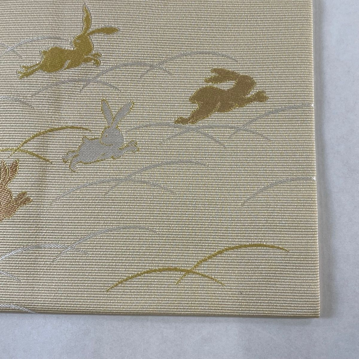 ヴィンテージ手描きの瞳や長いおヒゲ、凛々しいお顔や唐草模様が美しい