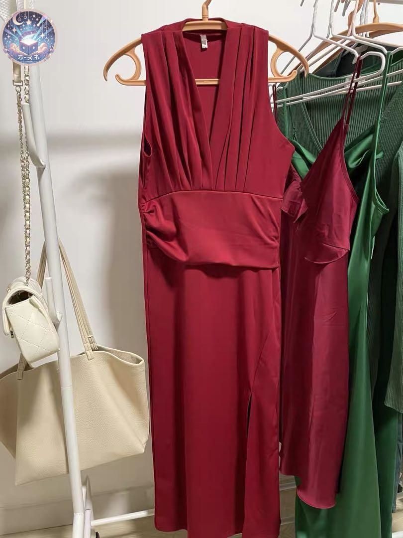 新品未使用 シンプルタイトドレス 美しいラインのスリット入り