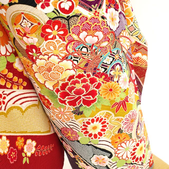 中古】 振袖 着物 刺繍 金彩加工 赤 四季の花 牡丹 桜 菊 古典柄