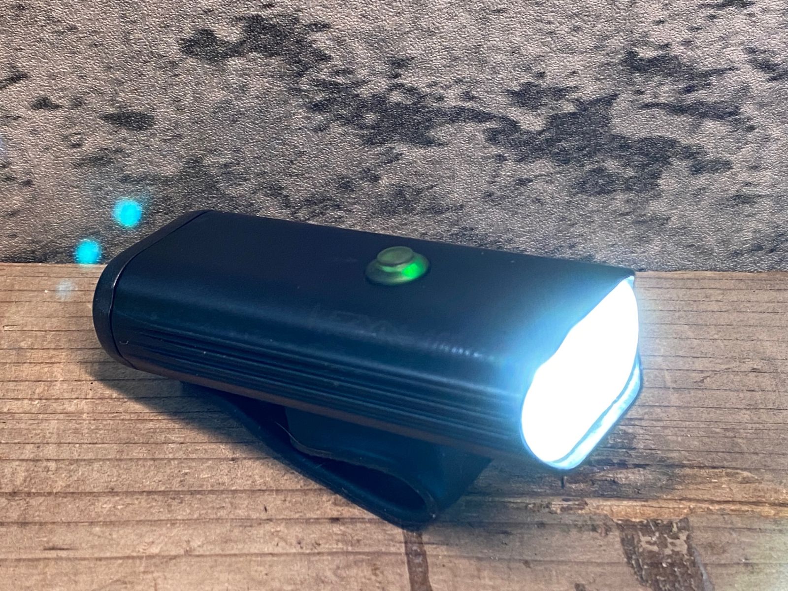 IY053 レザイン LEZYNE ライトドライブ LITE DRIVE 1000XL フロントライト 点灯 済