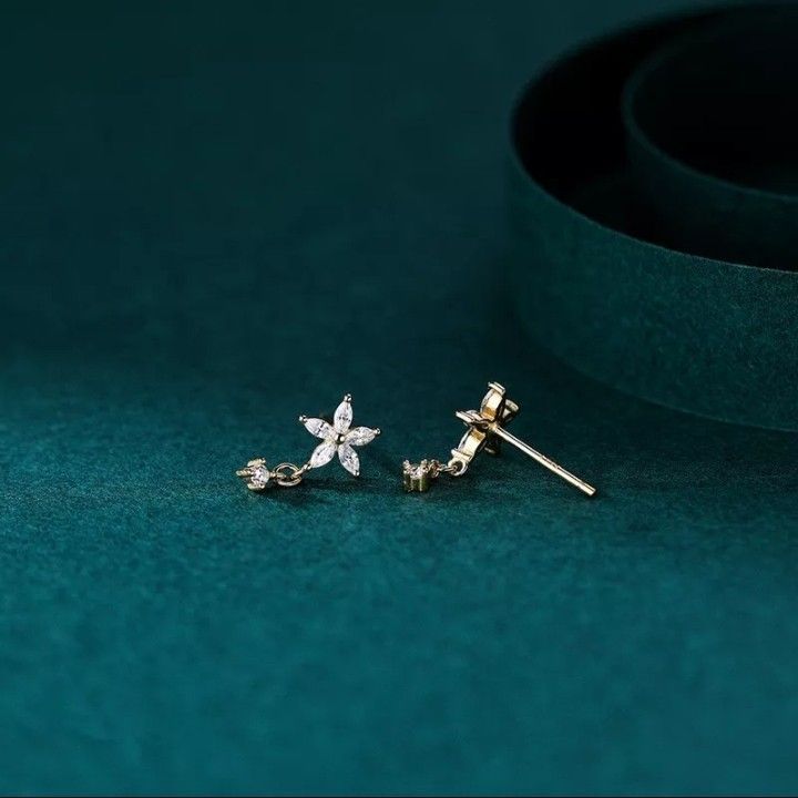 新品同様 X368 おしゃれ 小ぶり 雪 ゴールド レディース 韓国 ピアス アクセサリー