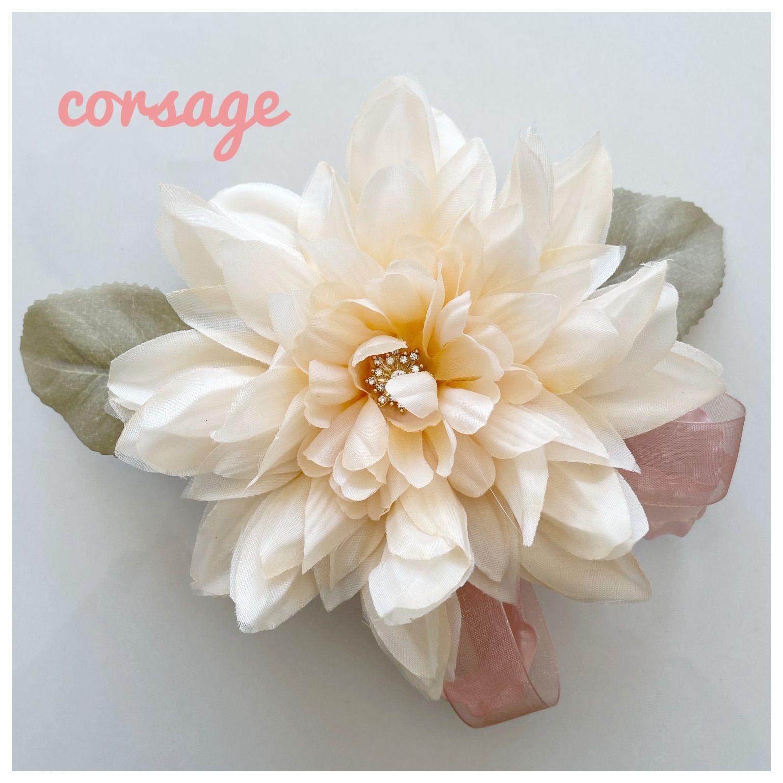 サーモンピンクのダリア ダリアのコサージュ corsage 春色 サーモンピンク 発表会 お祝い 結婚 - メルカリ