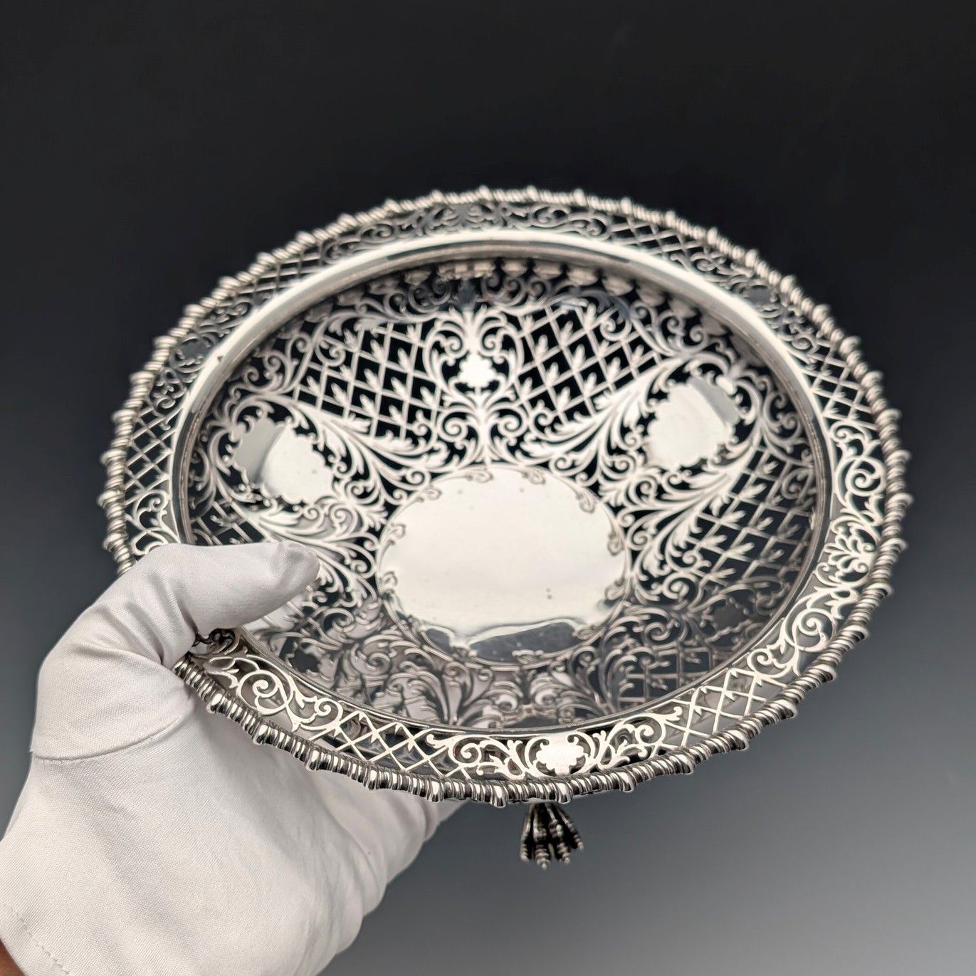 1911年 英国アンティーク ピアス装飾 純銀製 脚付きフルーツボウル 436g Goldsmiths&amp;Silversmiths 1911年 英国アンティーク ピアス装飾 純銀製 脚付きフルーツ