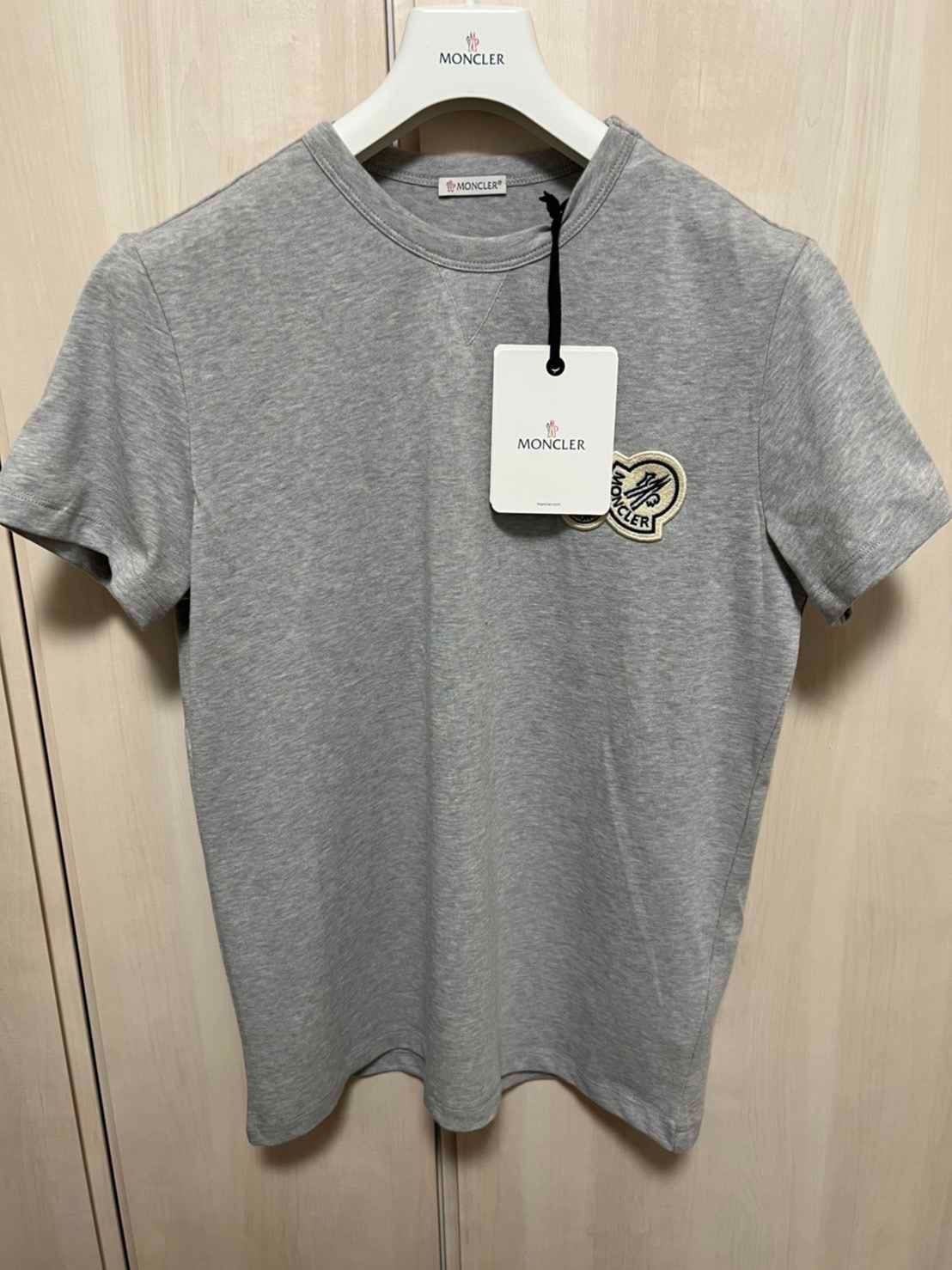 ☆新品未使用タグ付き☆MONCLER ダブルワッペンロゴ Tシャツ グレー色 L-