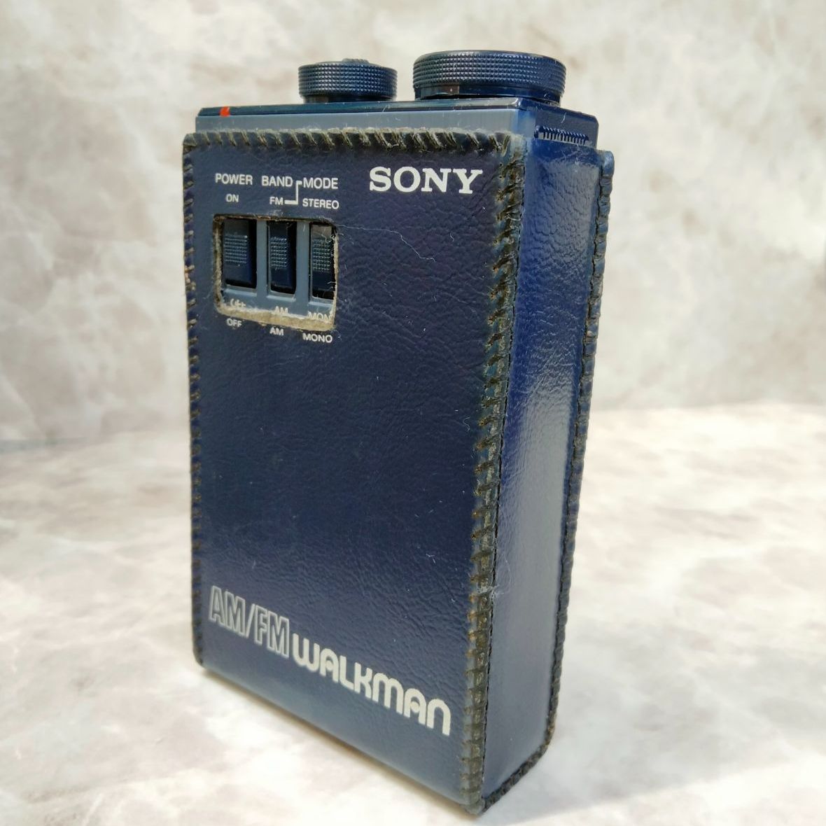 1981年発売 美品 希少】 稼働品 SONY ソニー ステレオラジオ ウォークマン SRF-80 FM/AM２ バンドチューナー搭載 SRF-80  AM FM ポータブル レシーバー レザーカバー付き （SNA）24022402508JH - メルカリ