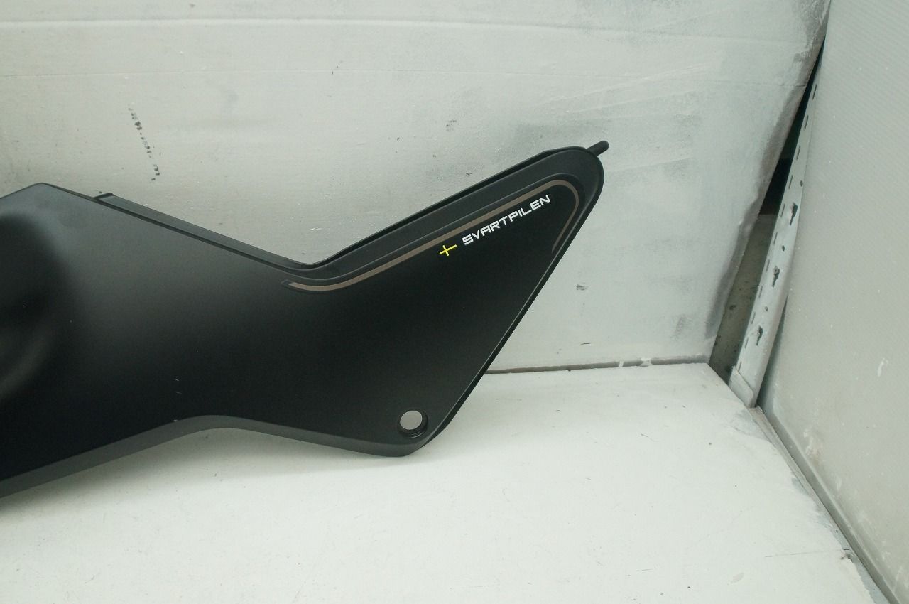 ハスクバーナ スヴァルトピレン401 純正サイドカウル 左 JU171040 黒 割れ無し