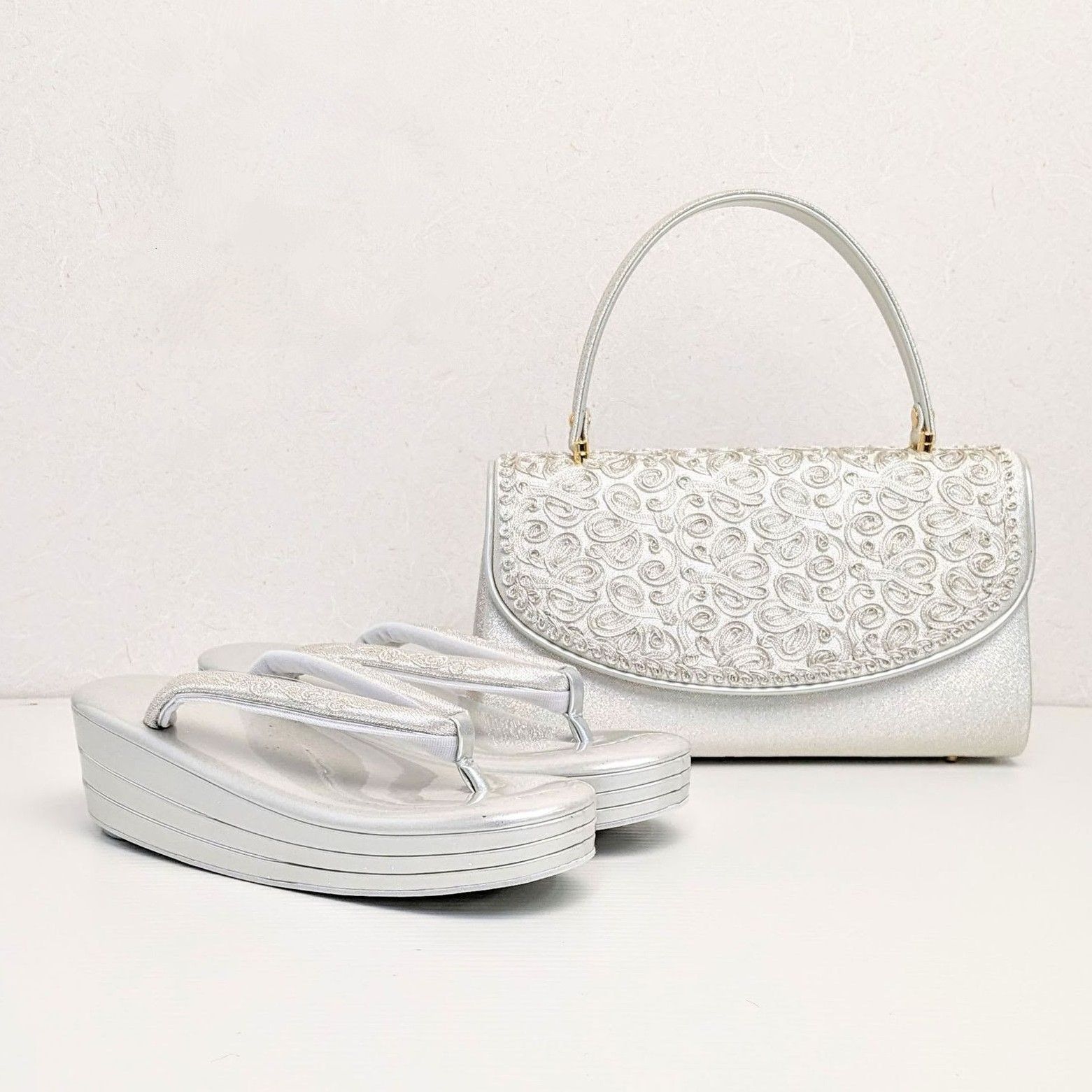 【新品未使用】草履バッグのセット　和装　シルバー系 草履バッグセット 沙織 礼装用 シルバー系の草履&華柄のバッグ S/LL