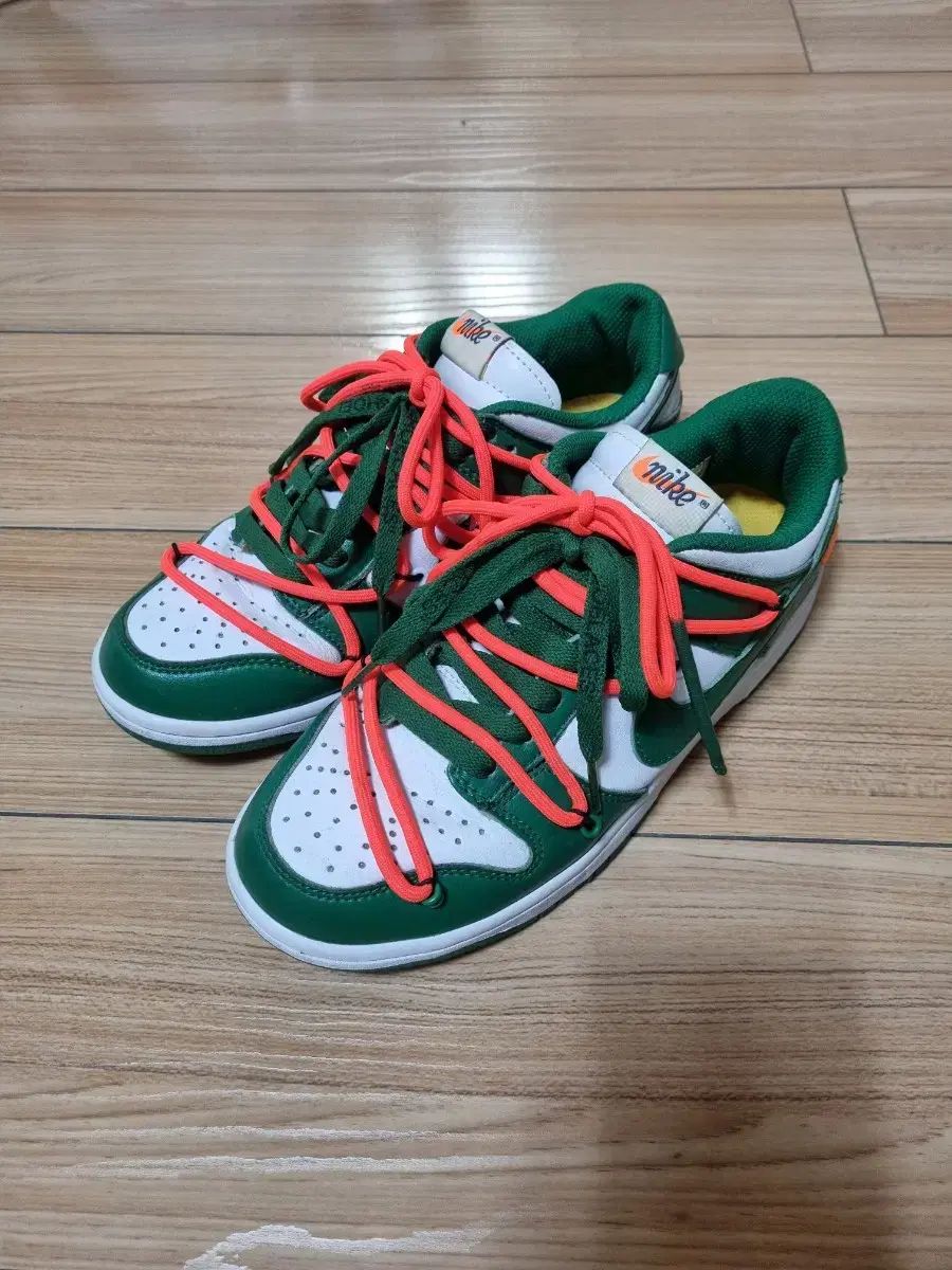 ナイキ オフホワイト ダンク ロー パイングリーン