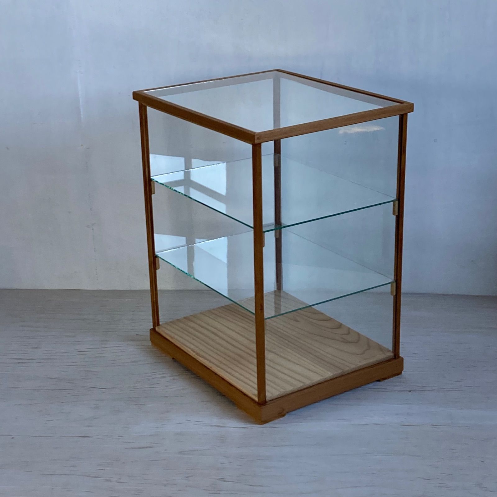 古い木製 ガラスケース 3段 ショーケース ディスプレイケース オープンタイプ 古道具 店舗什器 イベント什器 パンケース 食器棚 オープンラック 展示棚 木枠