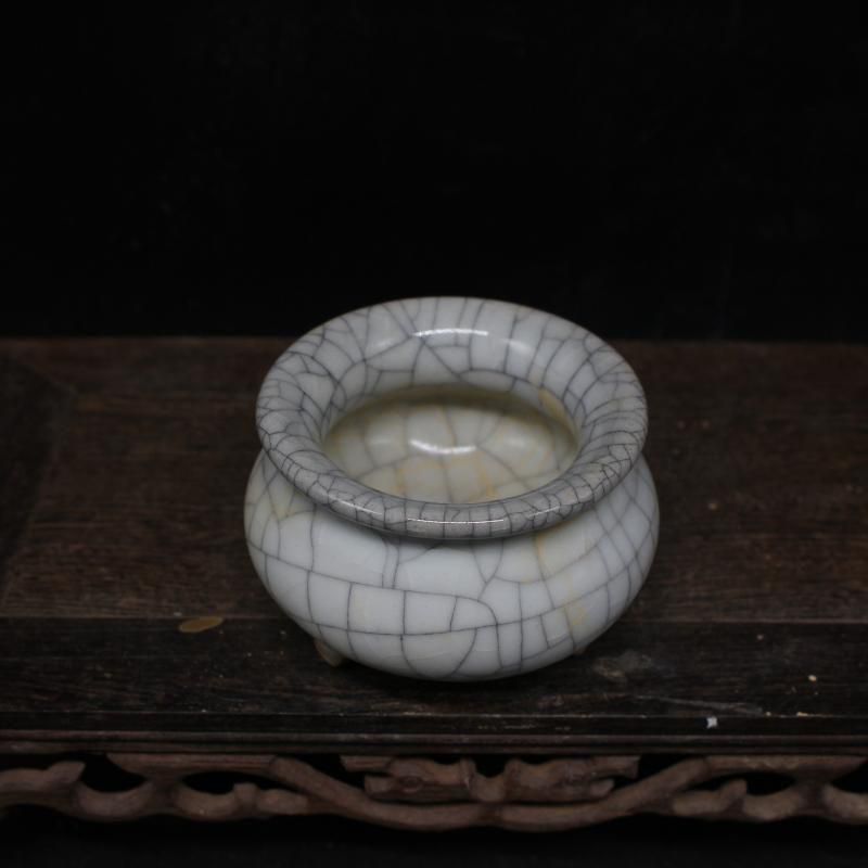 宋湖田窯開片三足香炉  装飾品 現代工芸品
美術品 置物 宋官窯開片三足老香炉 中国古美術 現代工芸品 美術品 置物