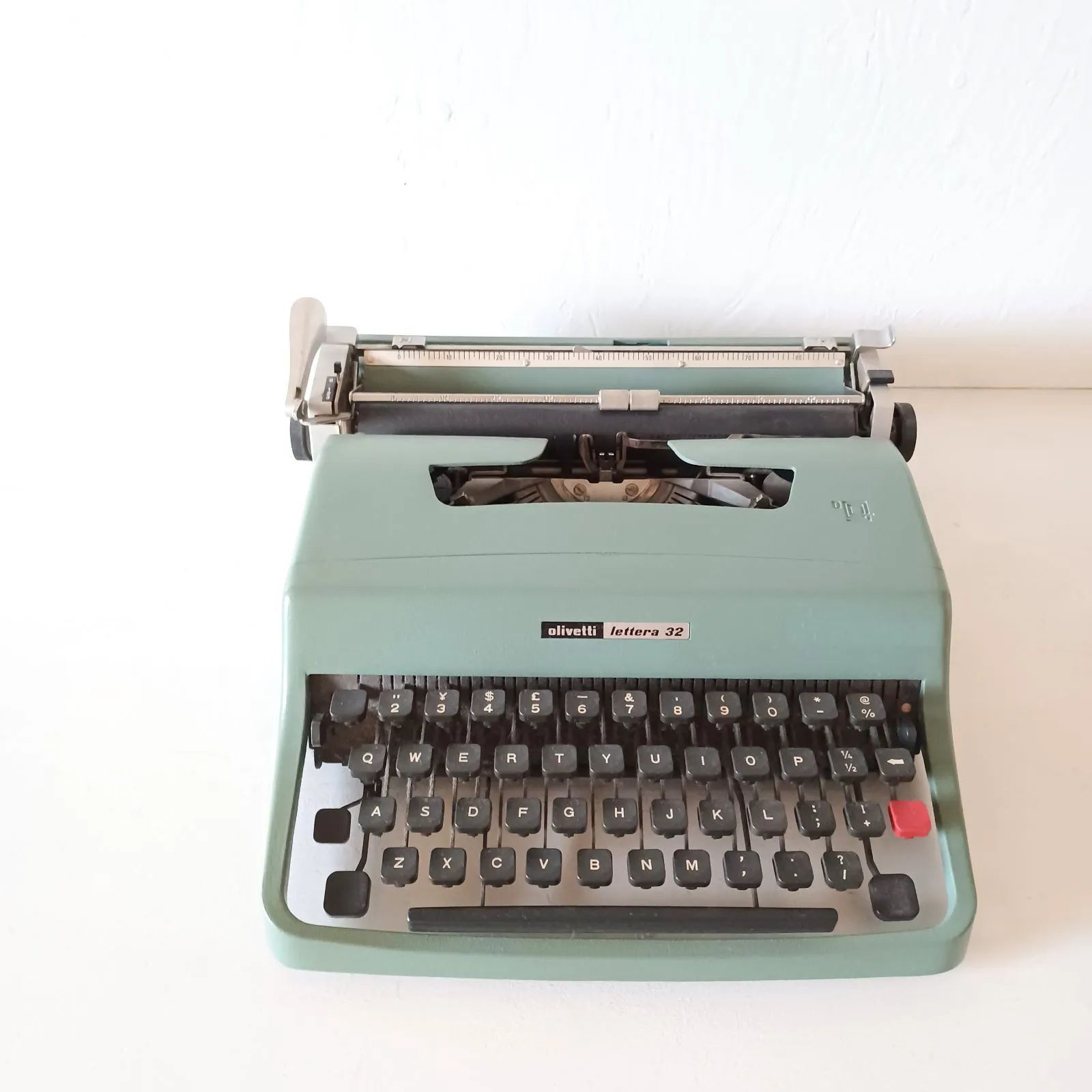 タイプライター、 オリベッティ　LETTERA　25　動作確認済み　スペイン製 OLIVETTI Lettera 25 タイプライター インクリボン交換済み