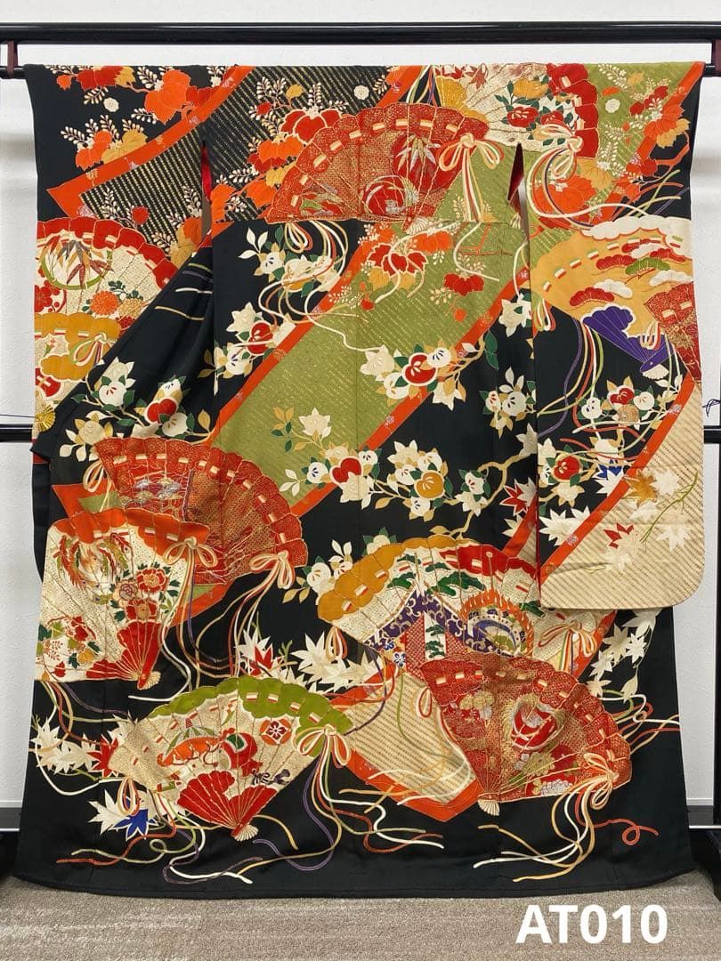 アンティーク 振袖 金駒 銀駒 金彩 銀彩 正絹 扇 身丈162cm アンティーク 振袖 金駒 銀駒 金彩 銀彩 正絹 扇 身丈162cm - メルカリ