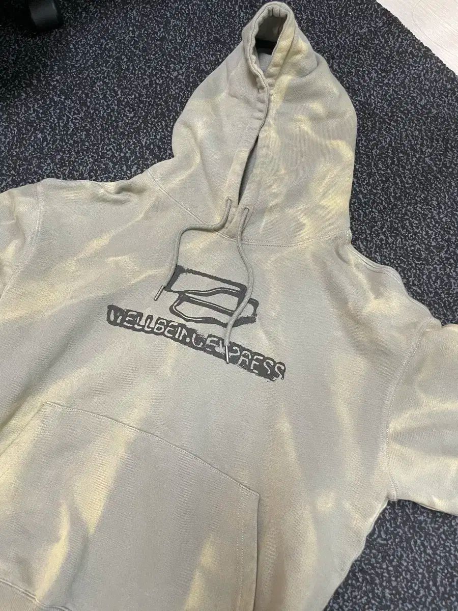 ウェルネスエクスプレス ロゴ フード付きTシャツ カーキ s