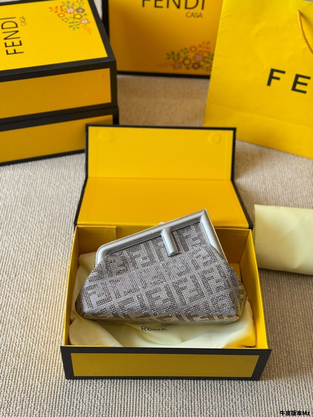 【FENDI】ファースト スモール シルバー ラミネートレザー F字型 フェンディ ファースト レザー ショルダーバッグ シルバー