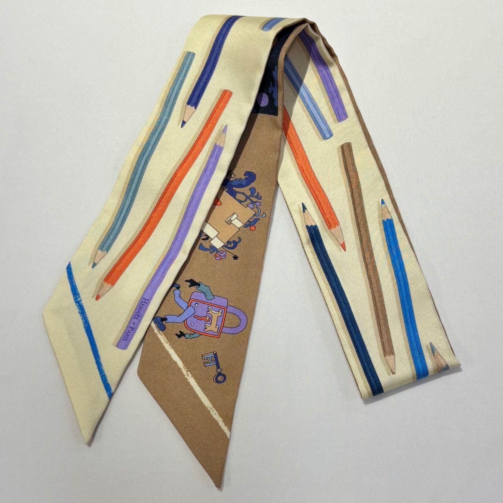 エルメス　ツイリー　さあ色鉛筆を出して　カレリブレ　グリペルル　ジョーヌパール 2025年 春夏 HERMES エルメス スカーフ ツイリー さあ色鉛筆を