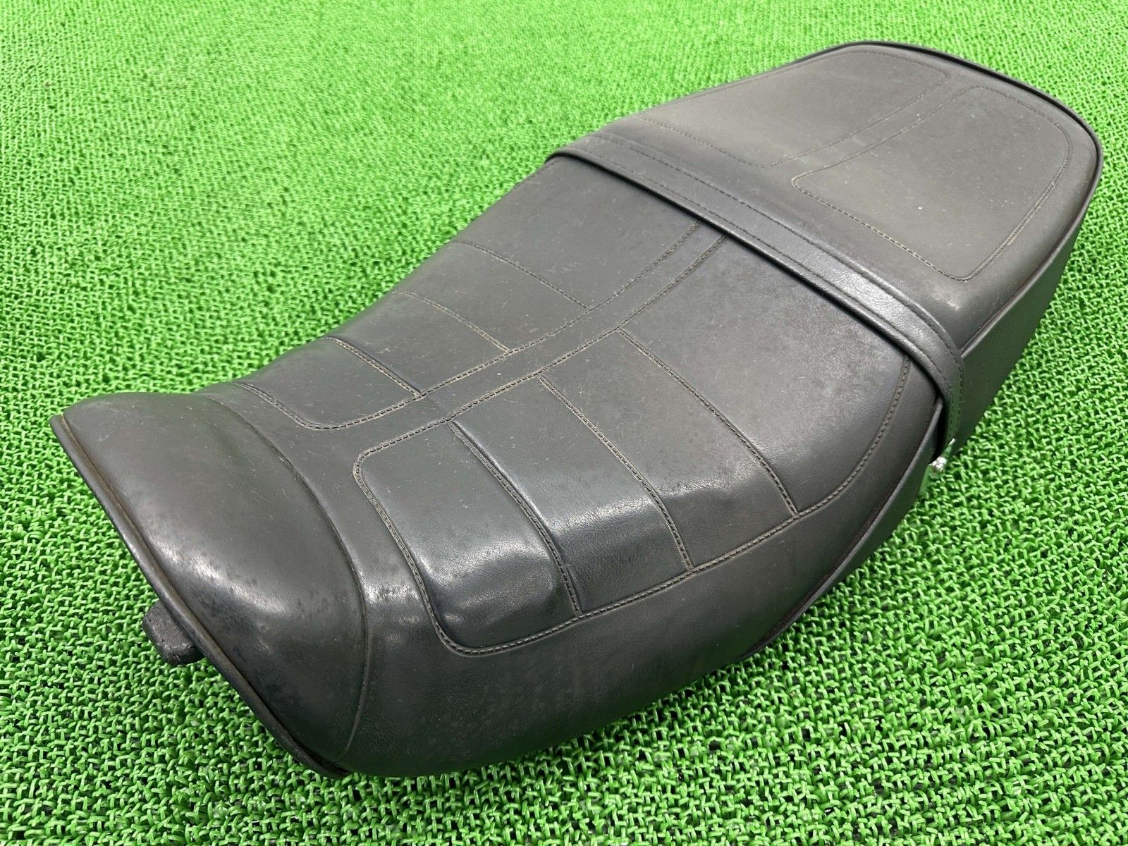 ゼファーカイ シート 53001-1811 カワサキ 純正 バイク 部品 ZR400C シートバンド ステー付 ペイント素材や張替えベースに Vh