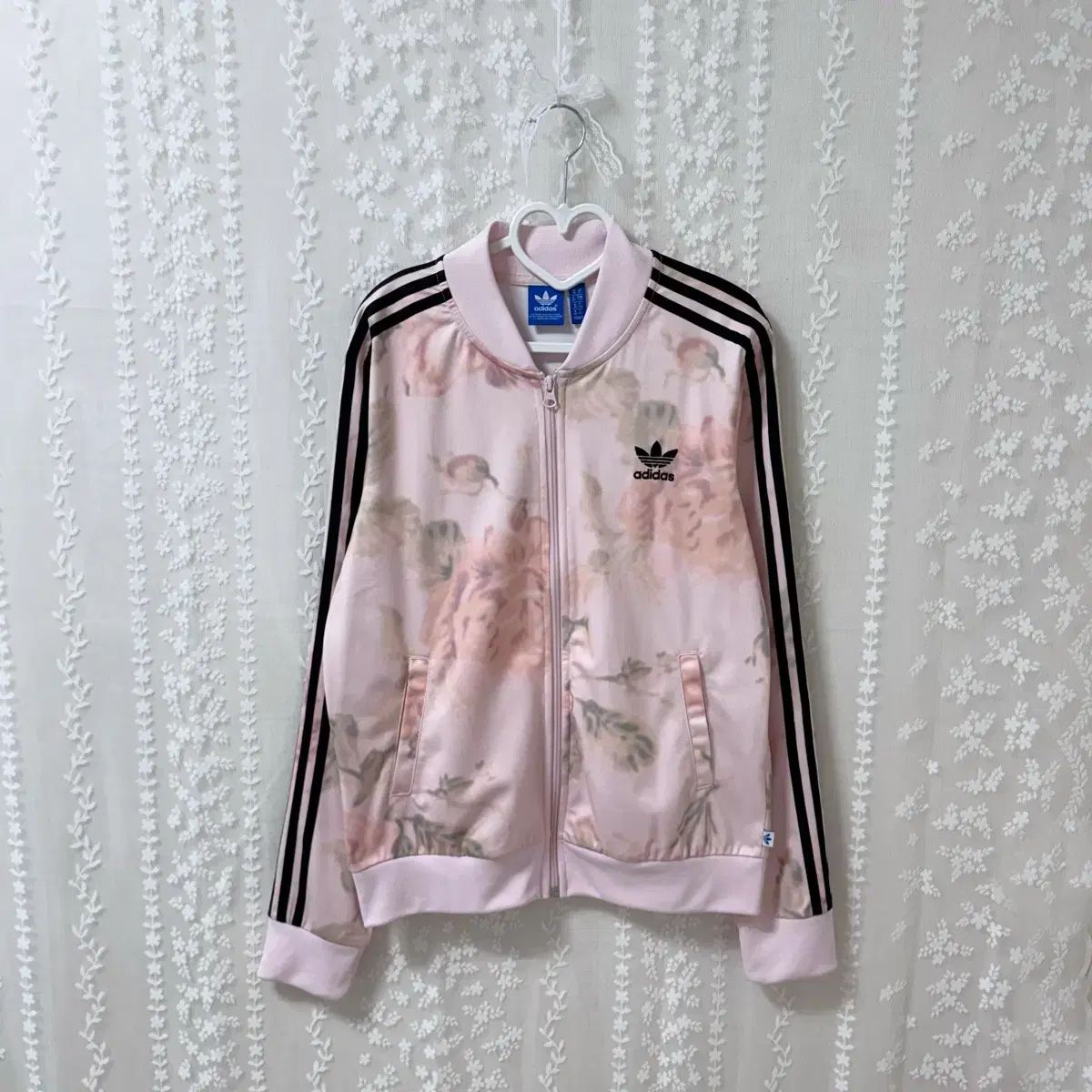 adidas アディダス ローズ ジャージ ベビー ピンク 黒 プリンターの色 ビックロゴ パステル フラワー トラックトップス