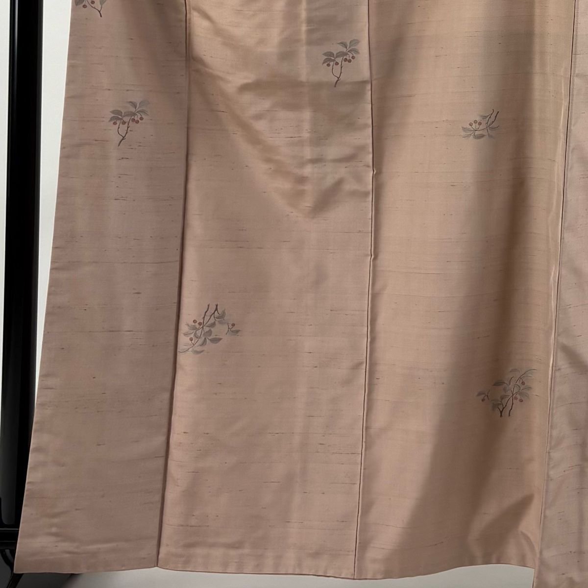 紬 身丈163.5cm 裄丈68cm L 袷 葉と実 ピンクベージュ 正絹