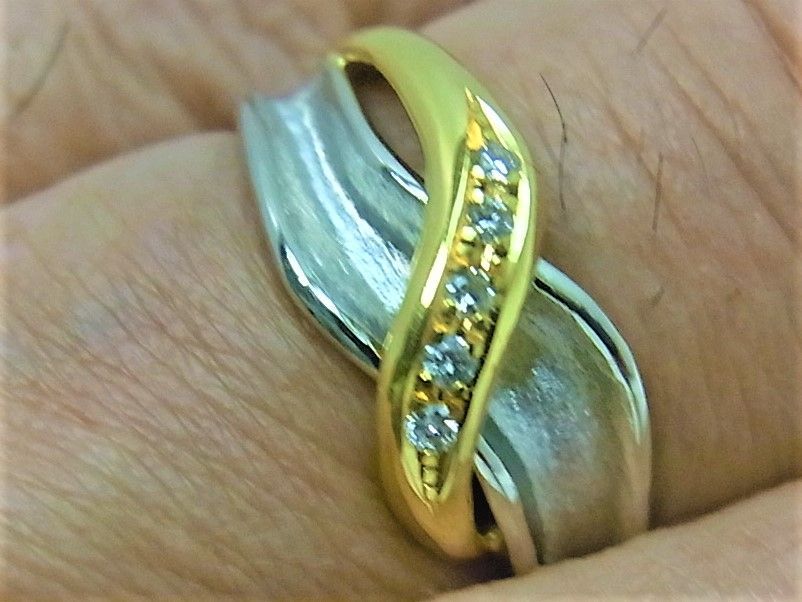 Pt900 750プラチナ18金コンビリング ダイヤ0.05ct 波柄モチーフ - メルカリ