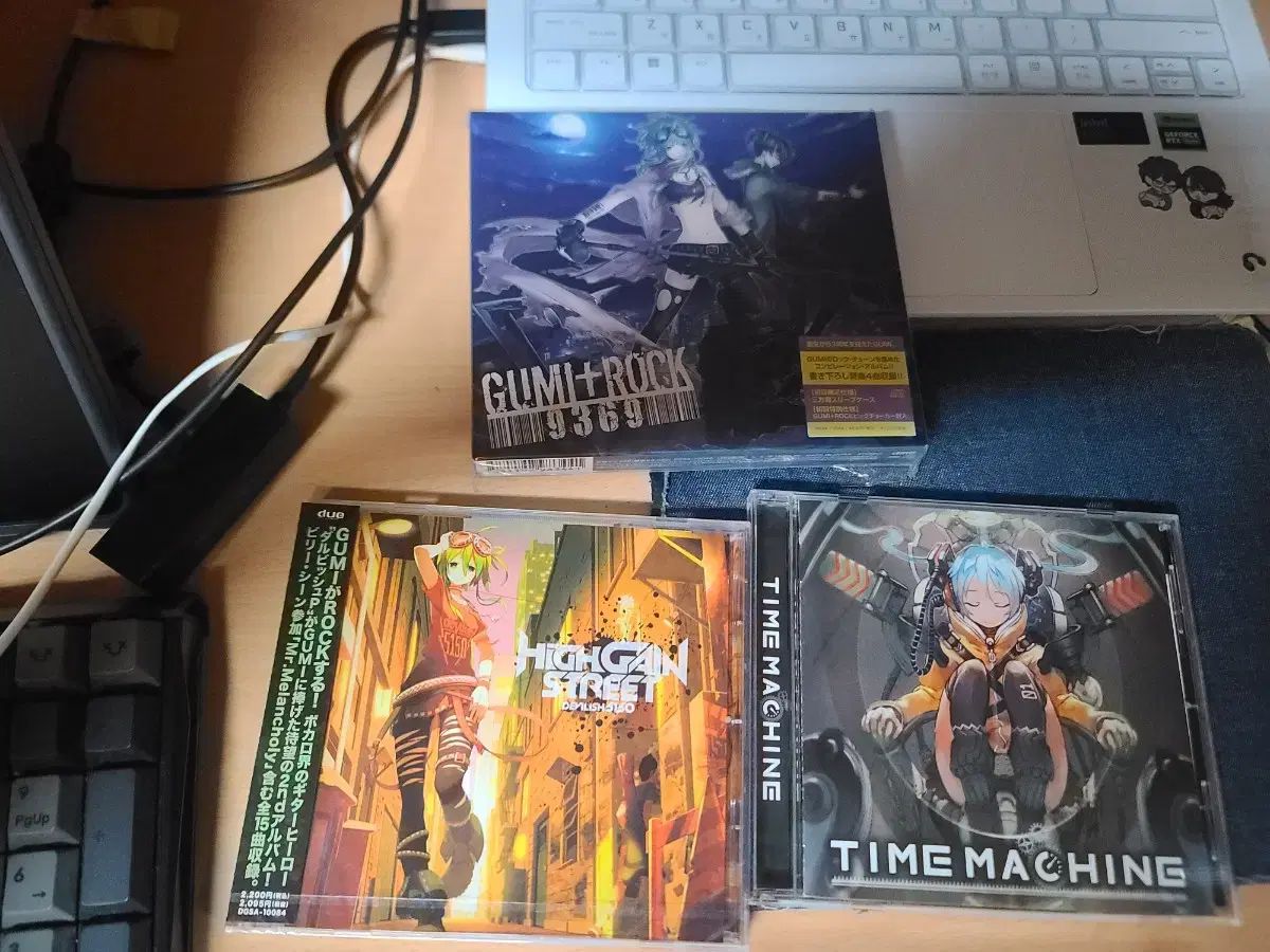 ボーカロイド　初音ミク　3939限定生産セット　CD　缶バッジ　ポストカード Amazon.co.jp: EXIT TUNES PRESENTS Vocalohistory feat.初音