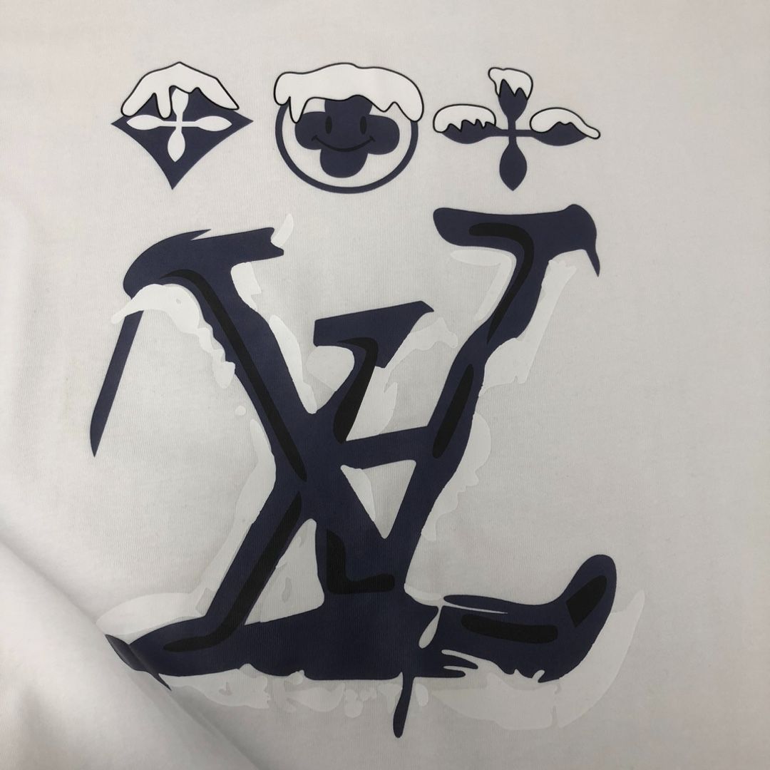 【桜で彩られたロゴが美しい♡】Louis Vuitton Tシャツ 桜で彩られたロゴが美しい♡】Louis Vuitton Tシャツ (Louis