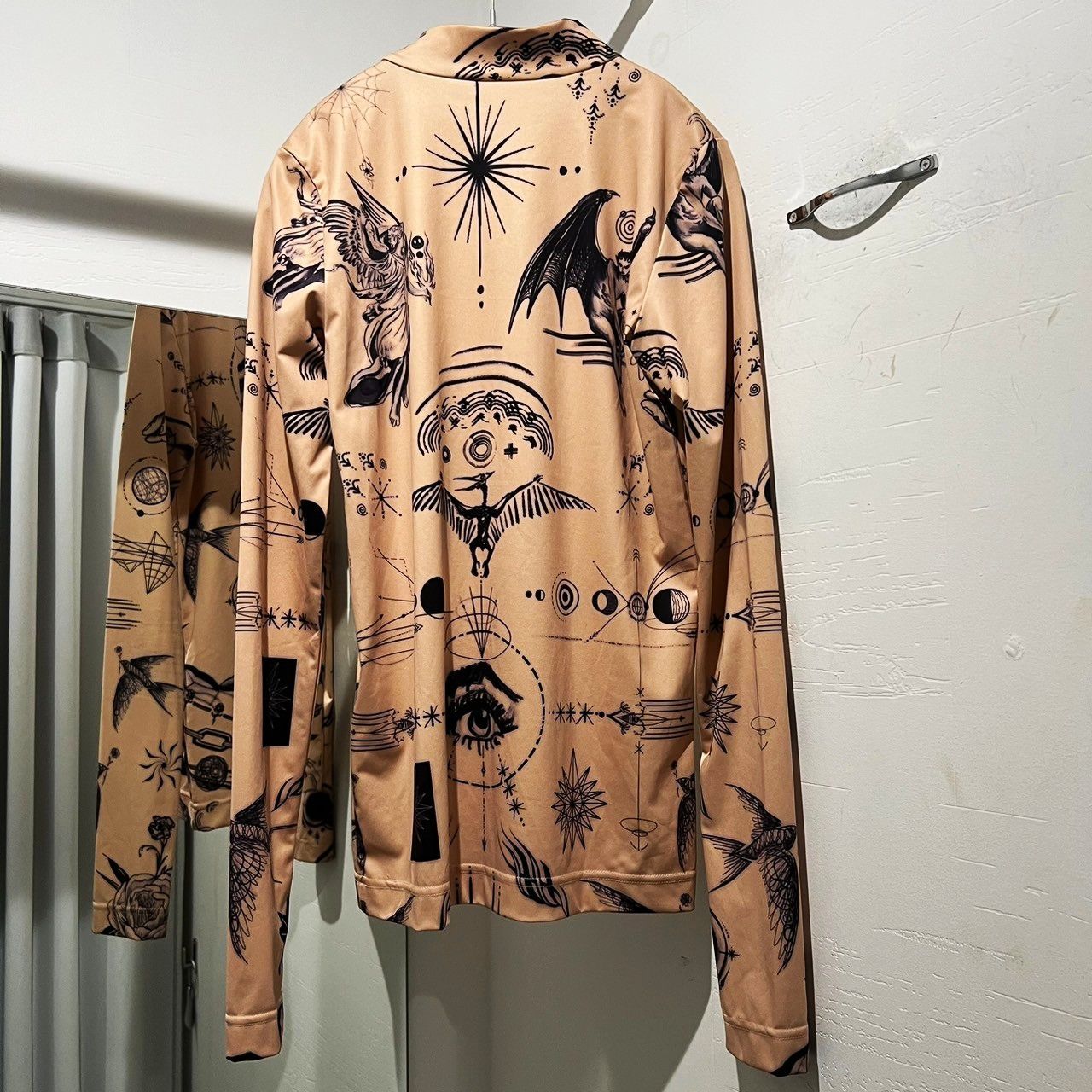 sacai × Jean Paul Gaultier サカイ × ジャンポールゴルチエ 21AW Print Long Sleeve T-Shirt  タトゥープリントTシャツ セカンドスキン ベージュ size3 21-0248S【中目黒R10】 - メルカリ