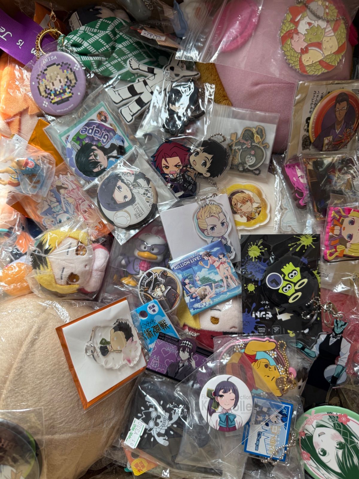 コミック アニメグッズ 600点以上 クリアファイル 缶バッジ アクキー 大量 大特価！ アニメグッズ等 缶バッジ キーホルダー クリアファイル