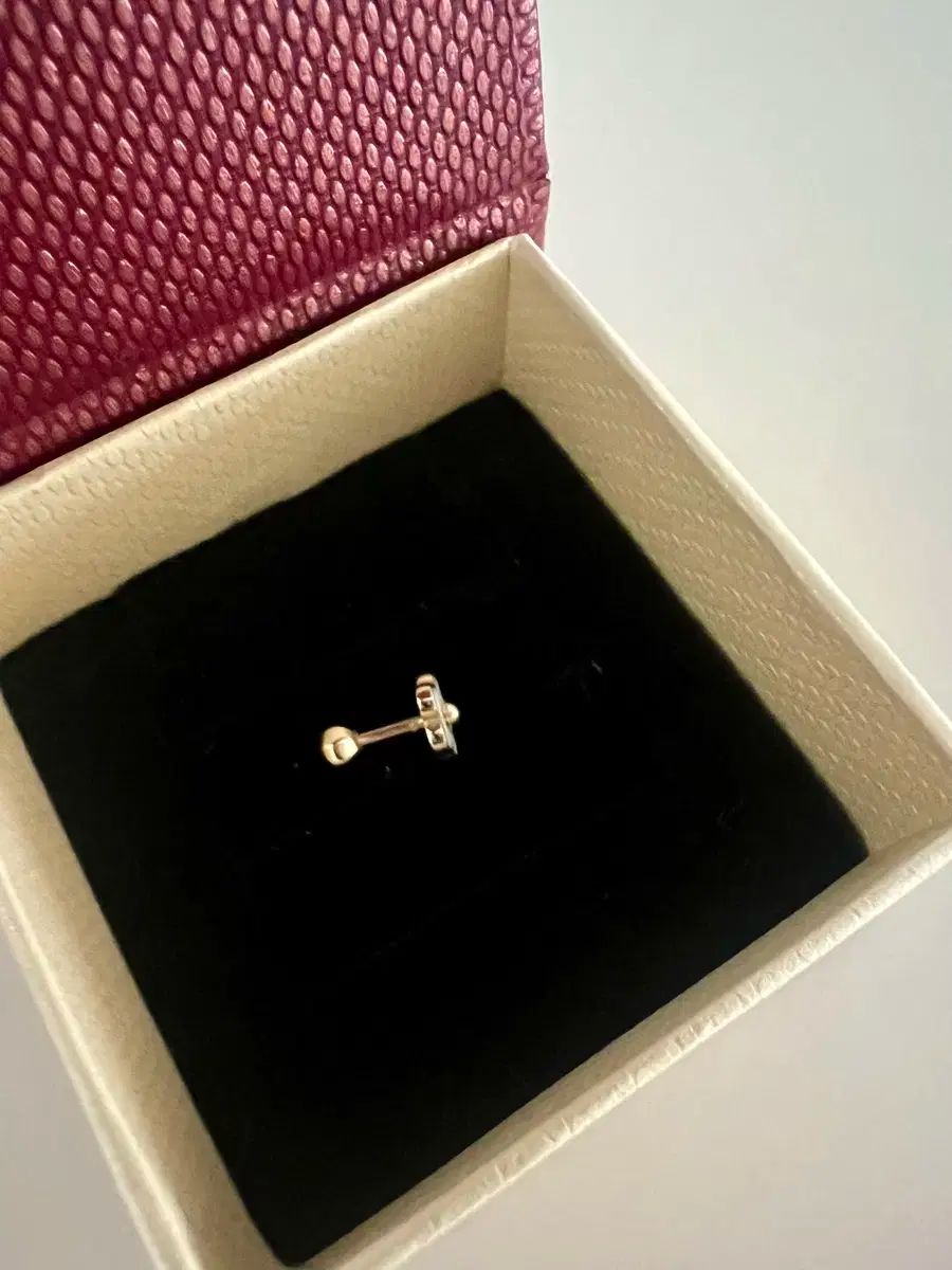 デイジー 14kgf（8mm フラワーピアス 透明クリスタル 花ピアス
