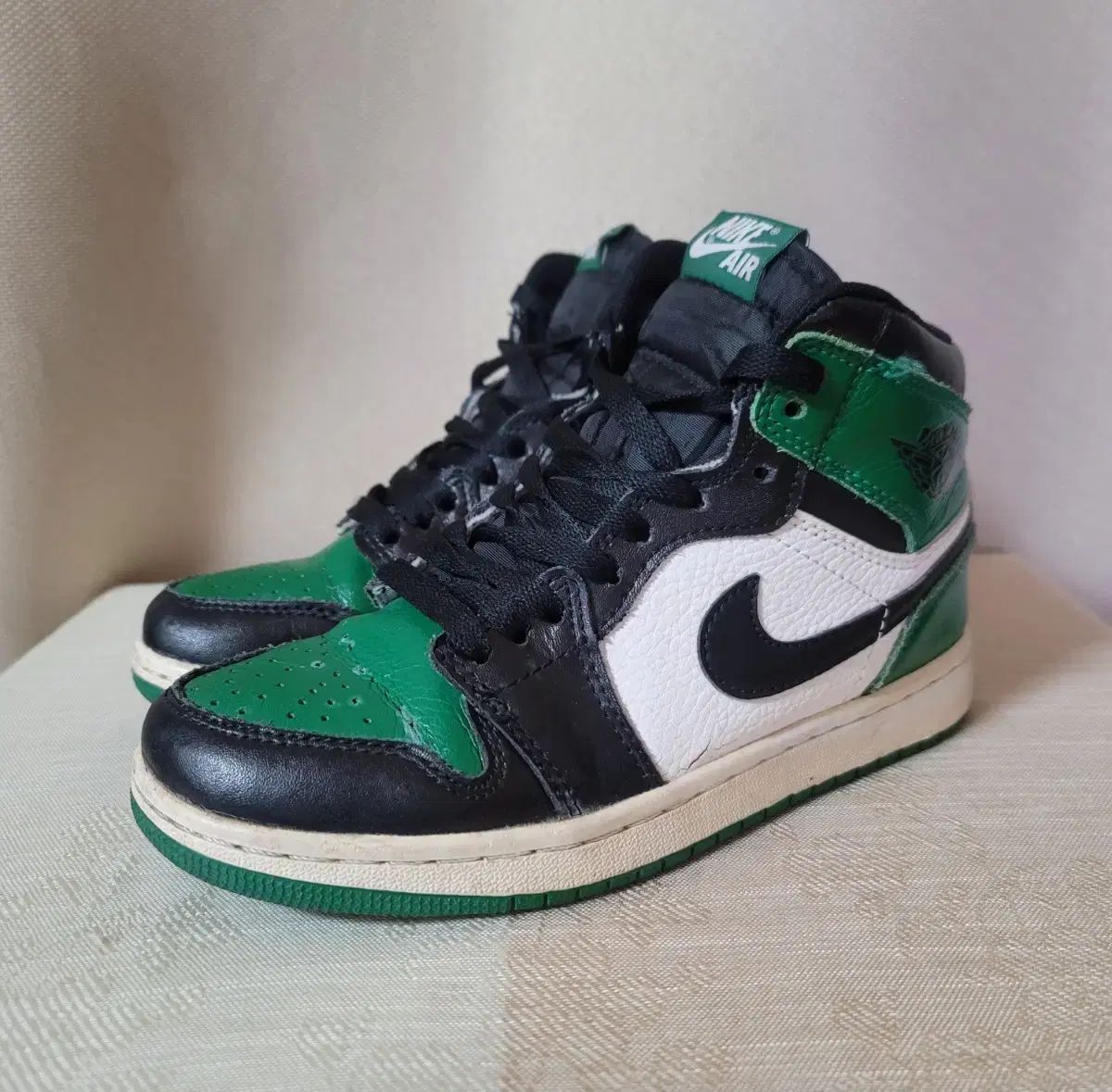 NIKE(ナイキ) ジョーダン 1 レトロ ハイ og パイナップル グリーン 235