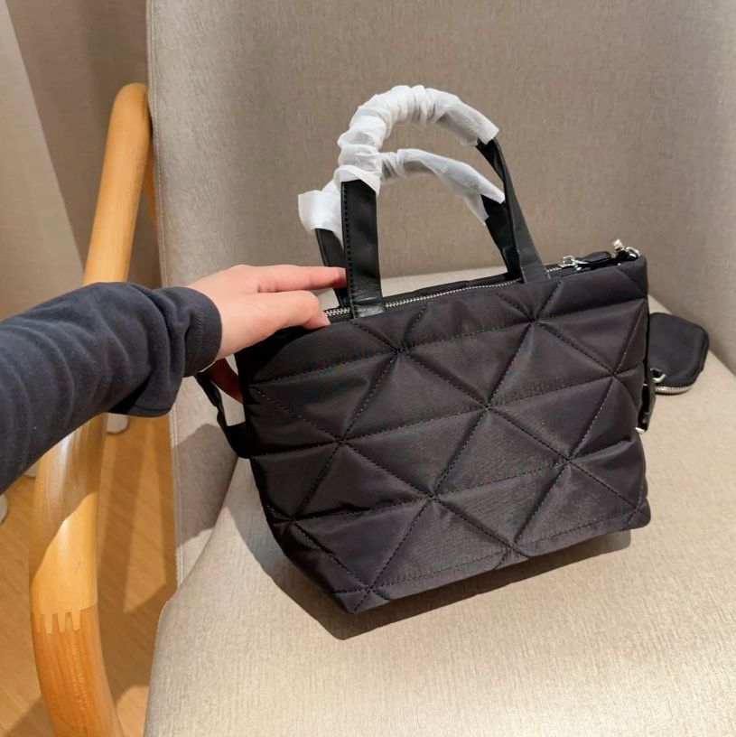 シンプルで使えるショルダーバッグです