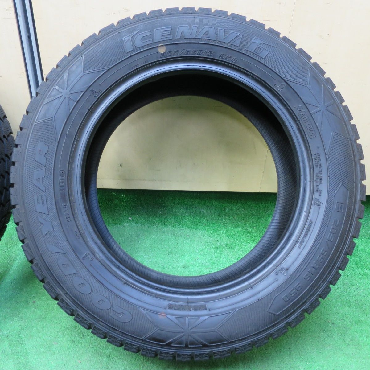 送料無料* バリ溝！8.5分☆スタッドレス 205/65R16 グッドイヤー 