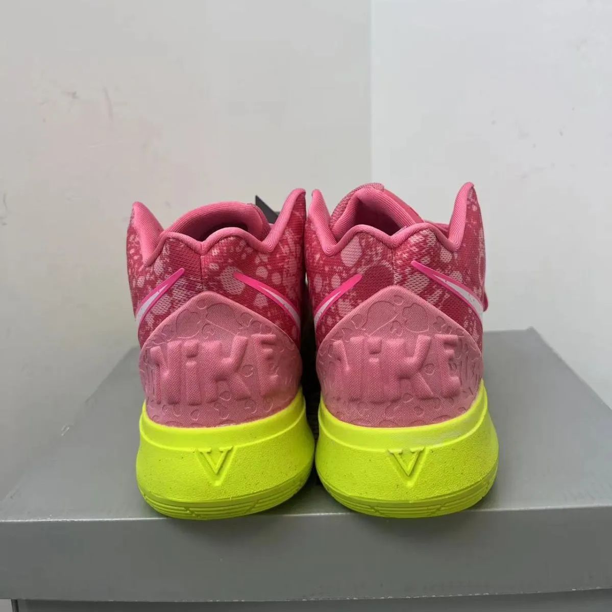 新品未使用 ナイキ SPONGEBOB SQUAREPANTS x Nike kyrie 5 BP スニーカー