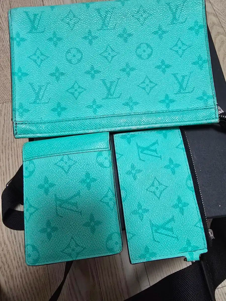 Louis Vuitton ルイヴィトン バッグ 母音 クラッチ|クロスバッグ 財布も