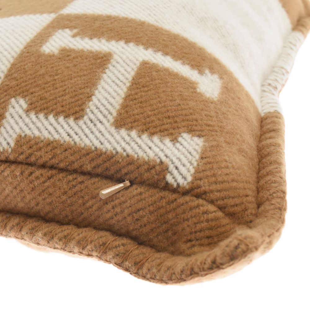 HERMES (エルメス) アヴァロン PM Hロゴクッション ホワイト/ベージュ