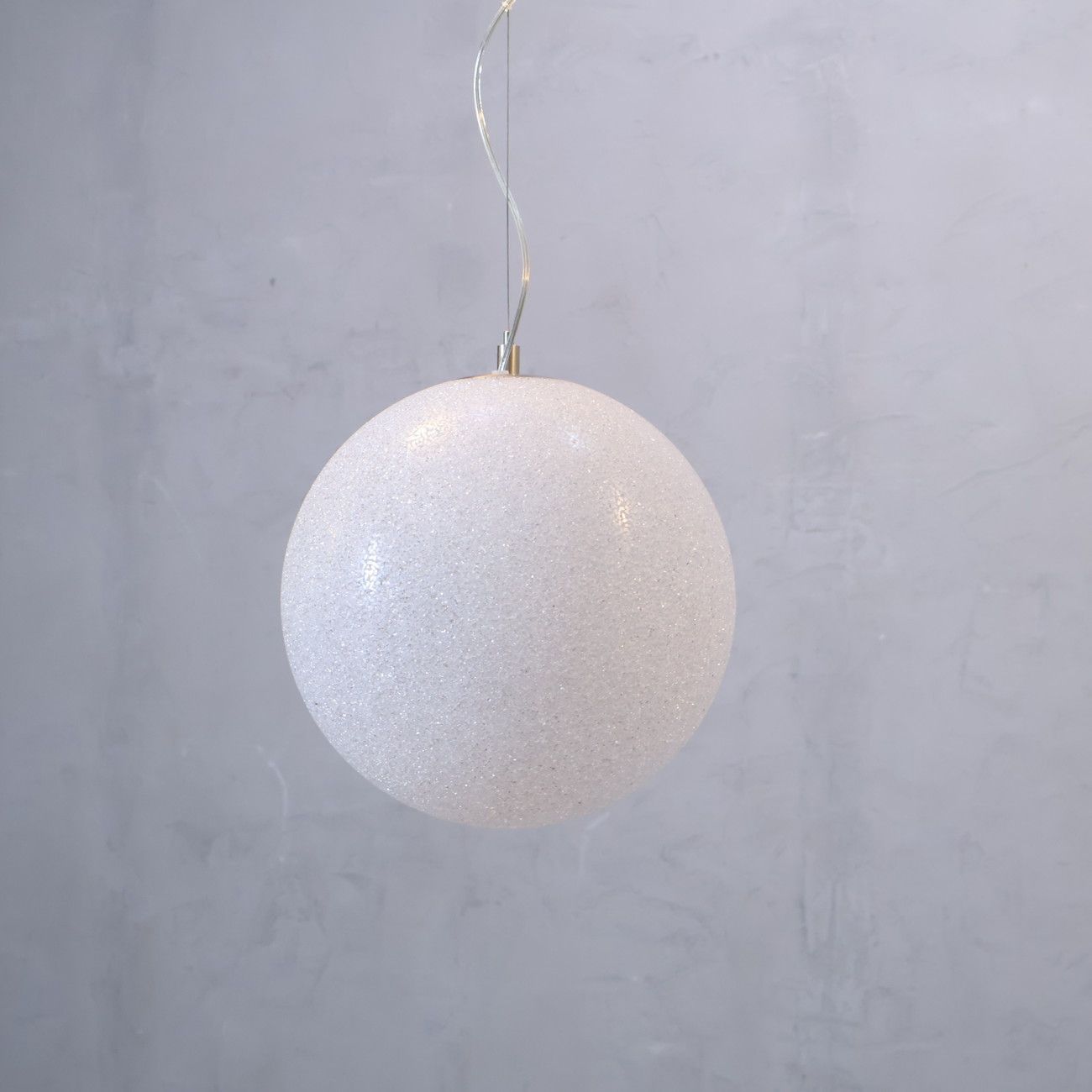 Lumen Center Italia(ルーメンセンターイタリア)のICEGLOBE(アイスグローブ)Sです。ポリカーボネート製のキラキラ輝く球体シェードから柔らかく美しい光を放つペンダントライト♪ Lumen Center Italia(ルーメンセンターイタリア)のICEGLOBE(アイス