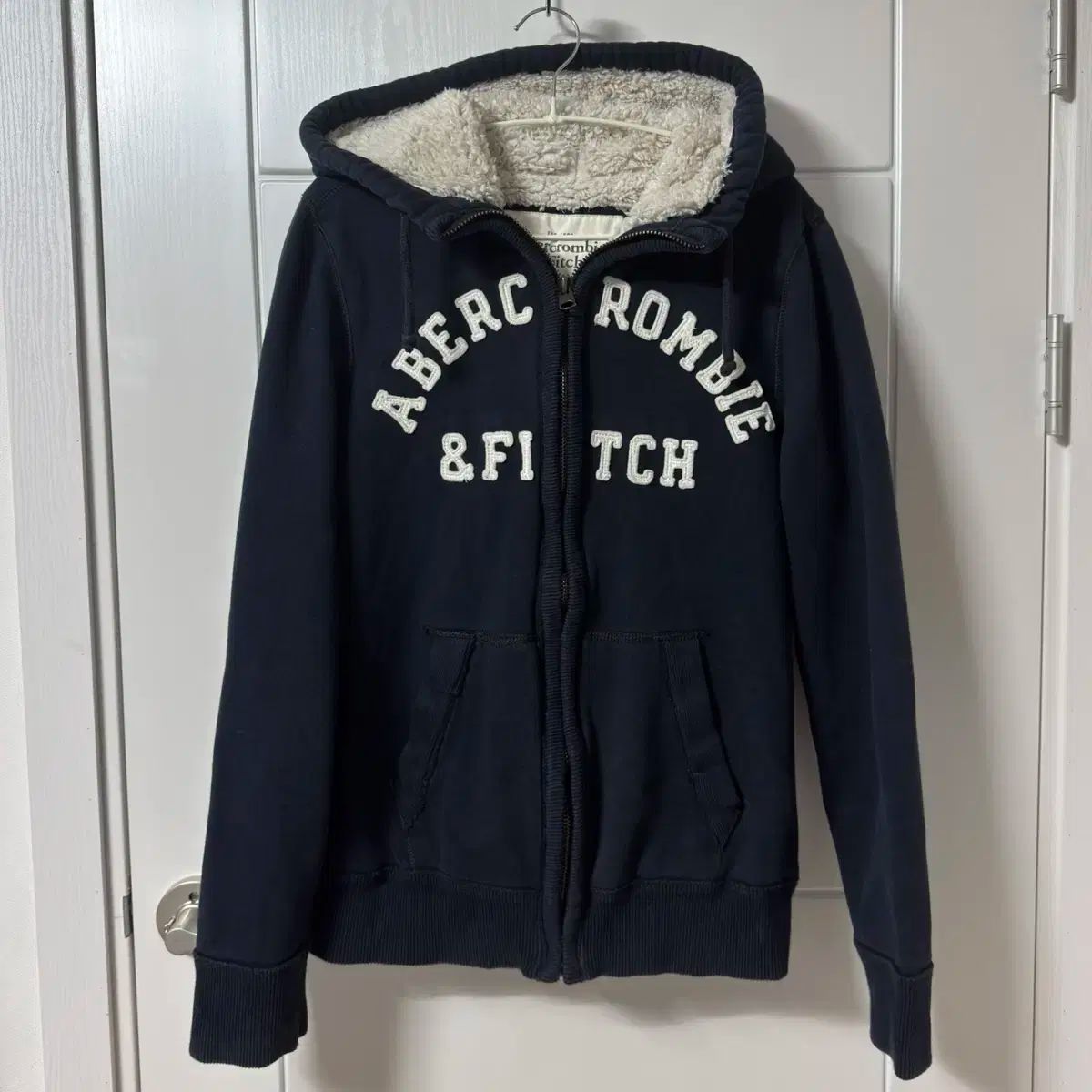 アバクロンビー シグネチャー 文字ロゴ パッチ ウルフ WHO ジップアップ