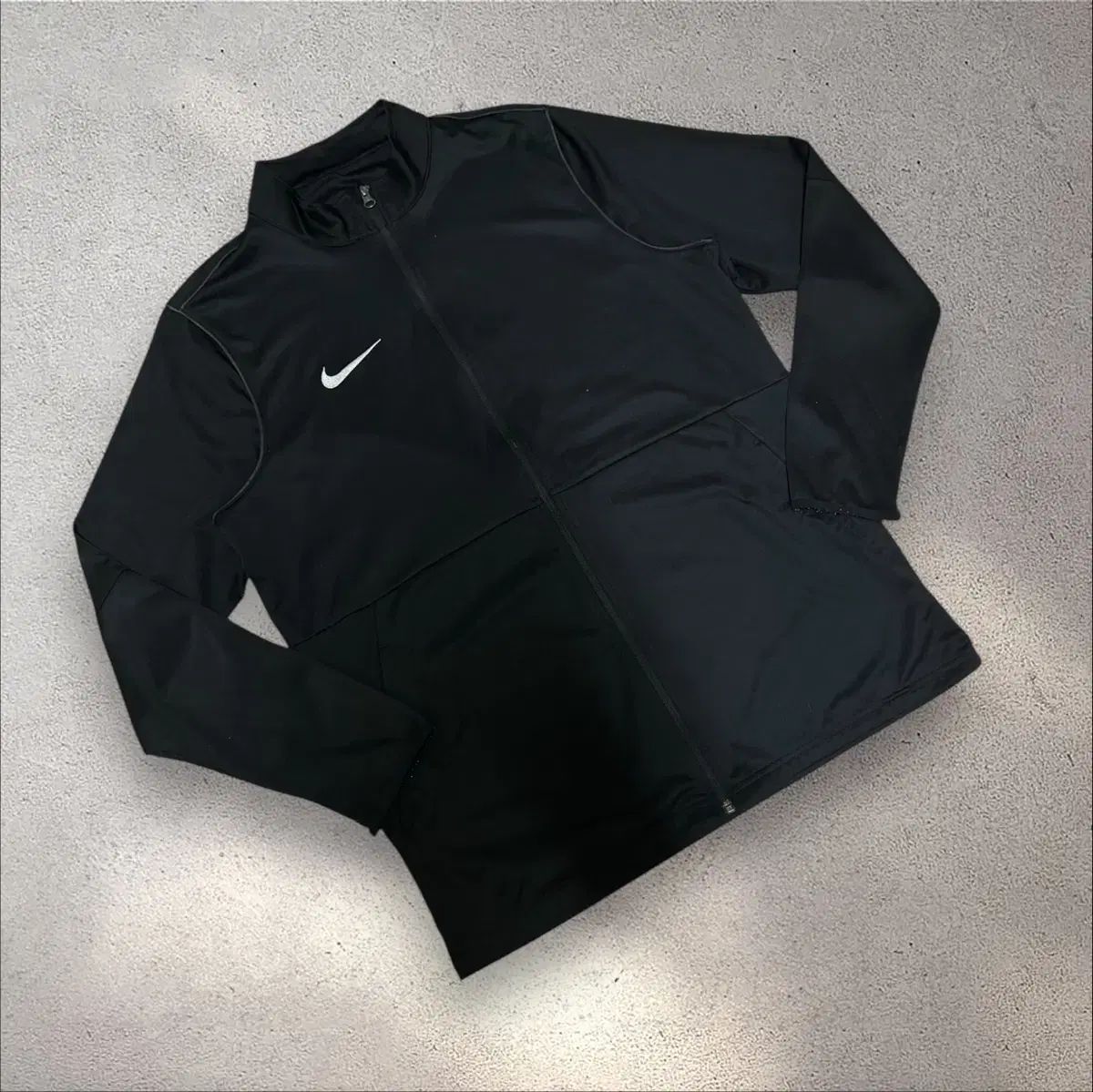 【雷市場（ポンジャン）商品韓国直送】 Nike(ナイキ） 黒 刺繍ロゴ ジャージ