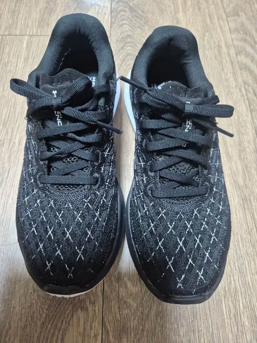 UNDER ARMOUR アンダーアーマー ランニングシューズ 235