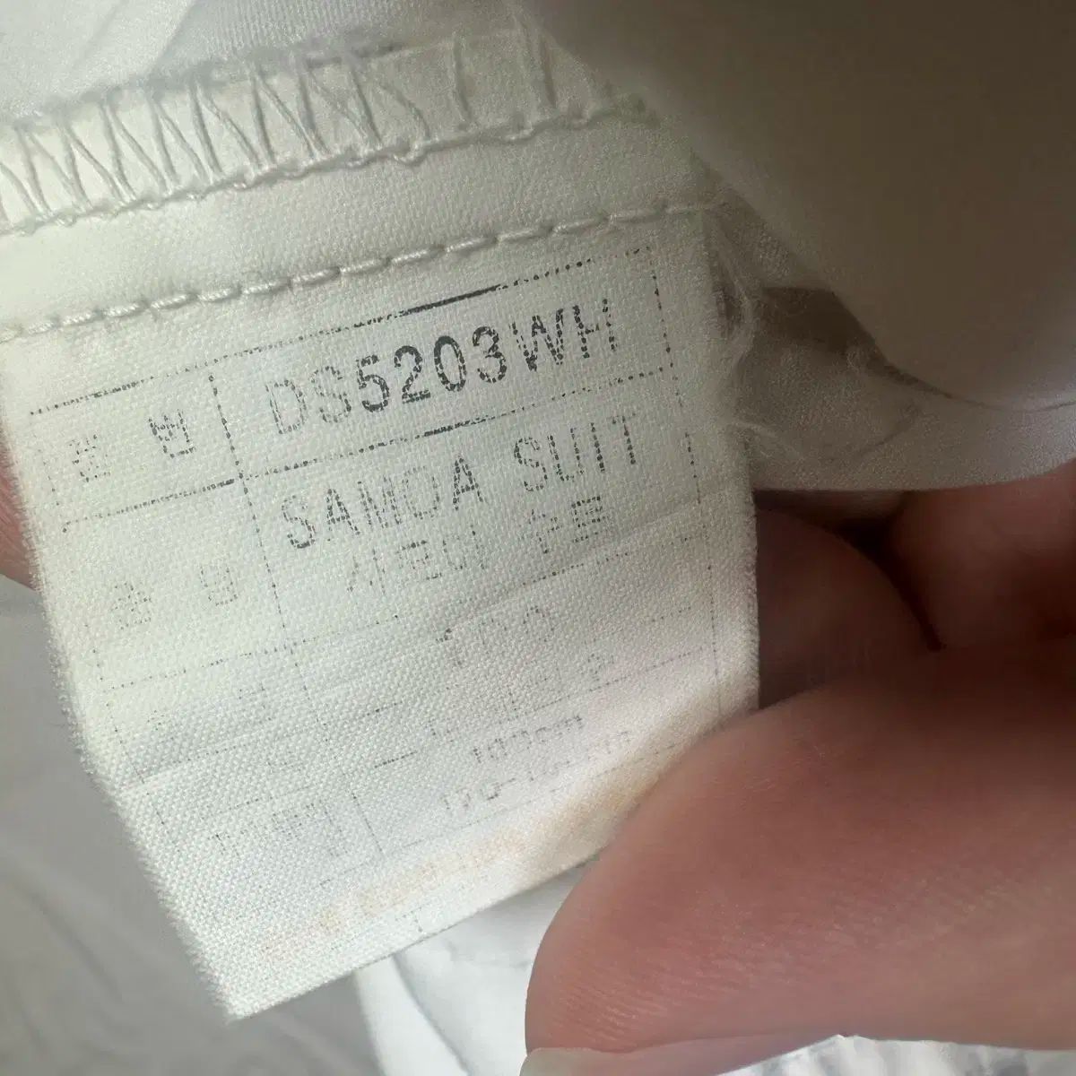 白 ウィンドブレーカー