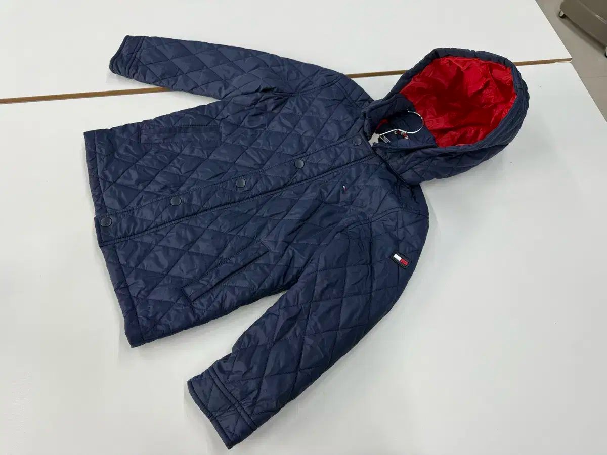 Tommy Hilfiger(トミーヒルフィガー) 116 フード 軽量ダウン キッズ