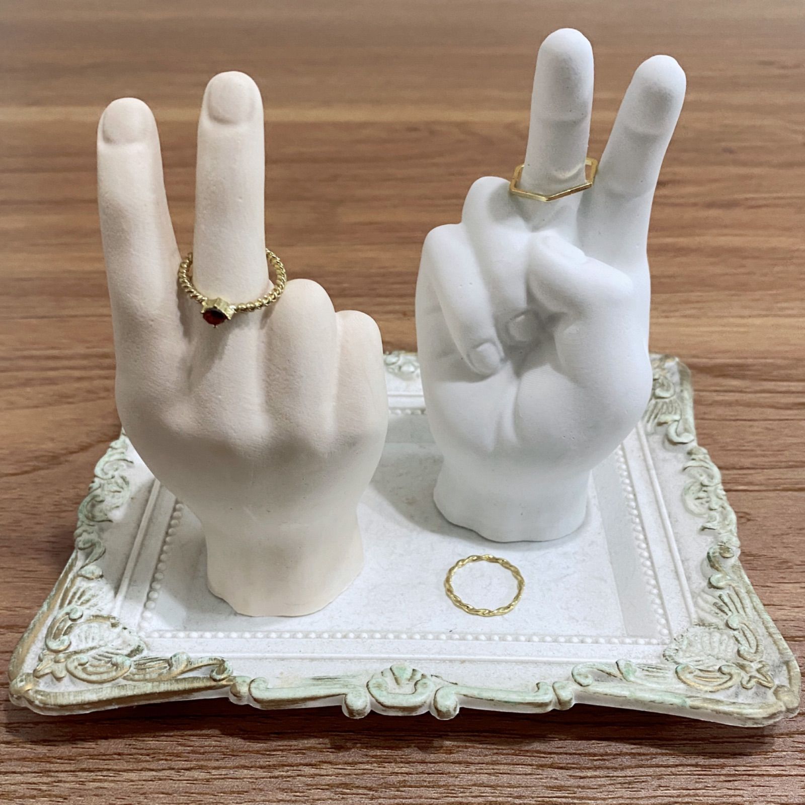 アロマストーン ハンドオブジェ ピースサイン 指輪置き ジェスチャー