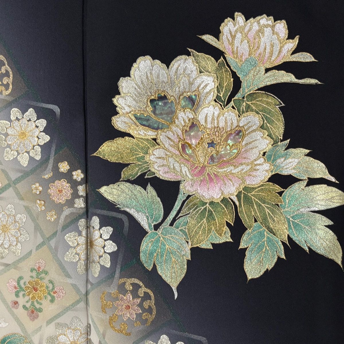 螺鈿 金彩 螺鈿箔 花唐草 裄65.5 紋無し 付下げ 着物 正絹 T-4321 付下げ 身丈164.5cm 裄丈65cm M 袷 牡丹 草花 螺鈿 金銀彩 黒